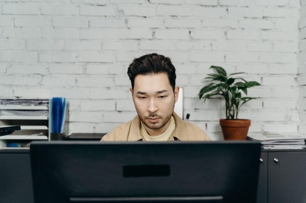 עובד משרד מפעיל אוטומציה במחשב