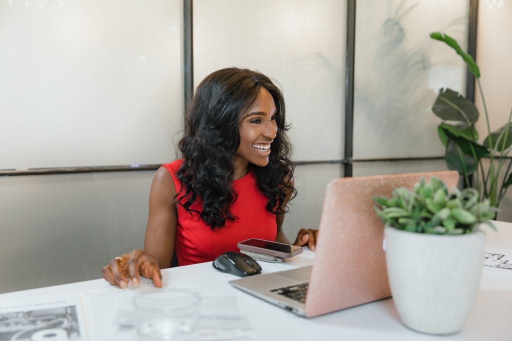 בעל עסק עובד על האתר שלו